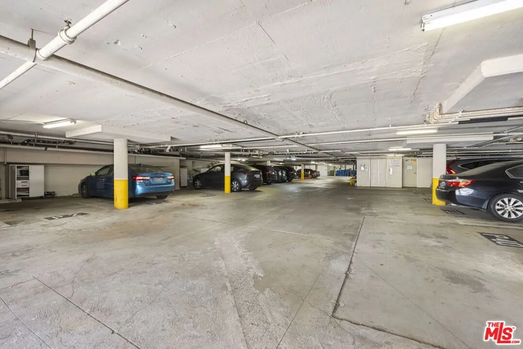 Los Angeles, California 90024, United States, 2 Bedrooms Bedrooms, ,2 BathroomsBathrooms,Residential,Pending,181640