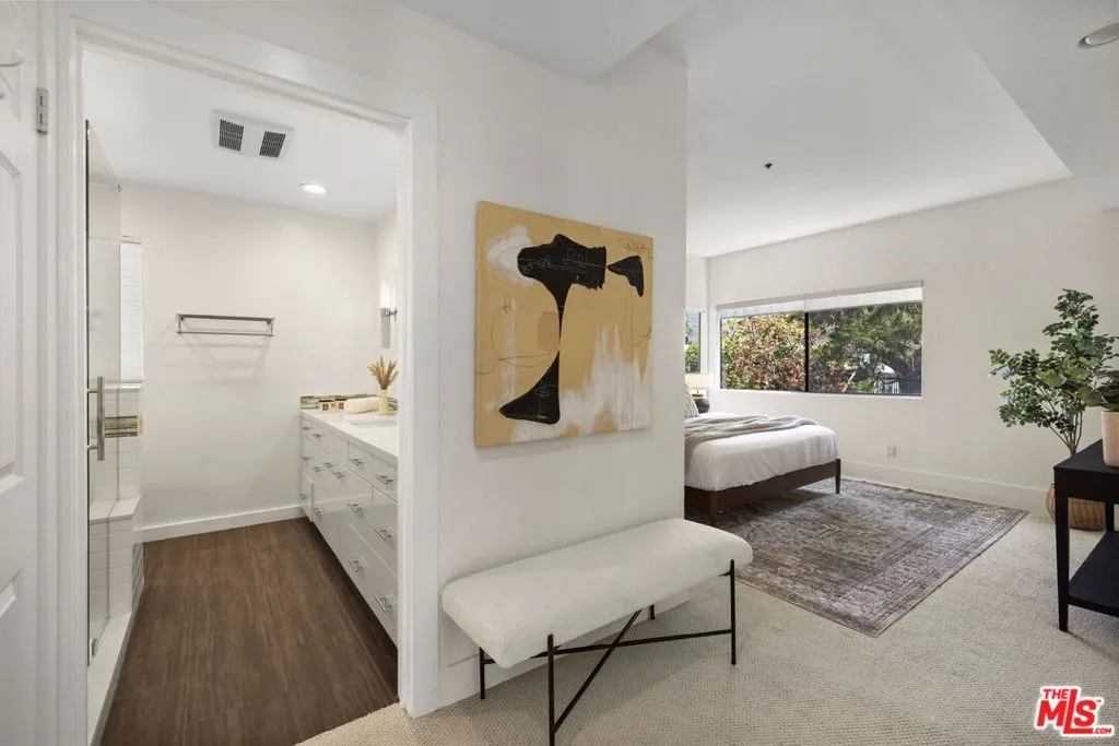 Los Angeles, California 90024, United States, 2 Bedrooms Bedrooms, ,2 BathroomsBathrooms,Residential,Pending,181640