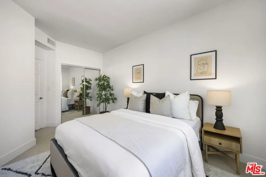 Los Angeles, California 90024, United States, 2 Bedrooms Bedrooms, ,2 BathroomsBathrooms,Residential,Pending,181640