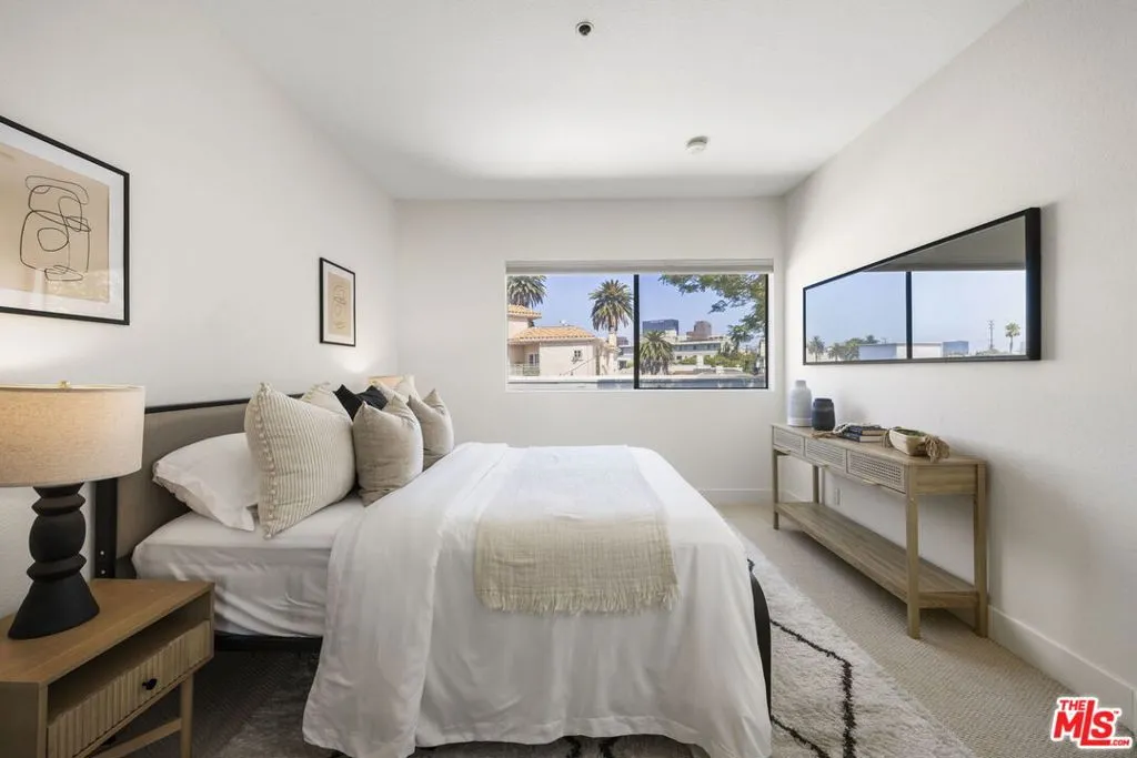 Los Angeles, California 90024, United States, 2 Bedrooms Bedrooms, ,2 BathroomsBathrooms,Residential,Pending,181640