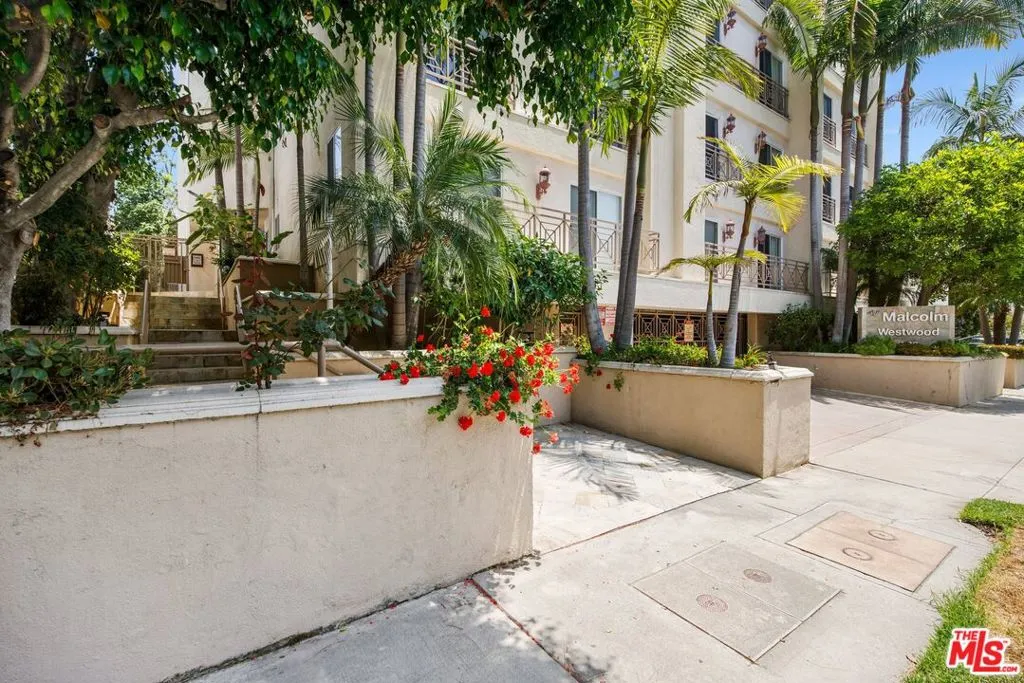 Los Angeles, California 90024, United States, 2 Bedrooms Bedrooms, ,2 BathroomsBathrooms,Residential,Pending,181640