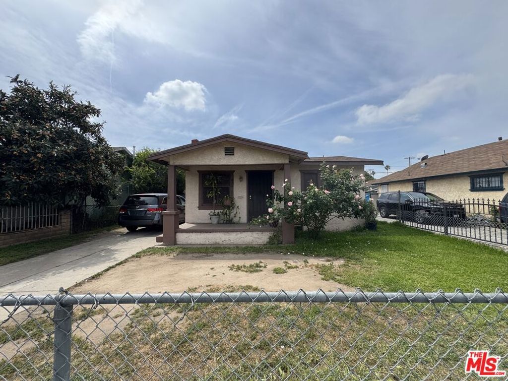 Photo of 424 W 95th Street, Los Angeles, CA 90003 (MLS # 26742739)