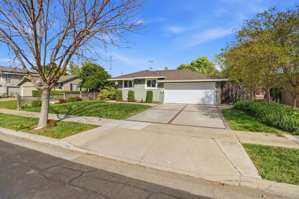 124 Hollycrest Drive