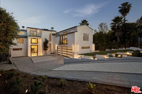 Photo of 16838 Oak View Drive, Encino, CA 91436 (MLS # 26798115)