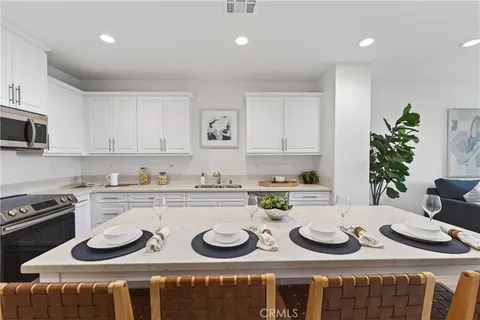 1093 N Harbor Boulevard, Anaheim, CA 92801 - MLS#: TR26024425