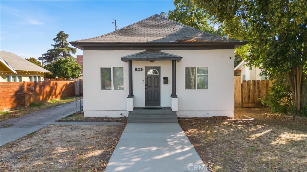 Welcome to 944 W 18th St, a beautifully updated 3-bed, 2-bath home in the heart of downtown Merced. This 1,176 sq ft residence blends historic charm with modern comforts, offering an open, bright living space and spacious bedrooms—perfect for first-time buyers or those seeking a low-maintenance investment property.
Step inside to discover high ceilings, plenty of natural light, and tasteful finishes throughout. The kitchen features contemporary cabinetry, quartz countertops, and upgraded appliances. Both bathrooms are fully renovated with modern vanities and stylish fixtures. Outside, the large lot gives you room for outdoor living or future expansion.
The location is hard to beat: walkable to Merced’s revitalizing downtown core with shops, restaurants, entertainment, and easy access to public transit, UC Merced, and Highway 99. This is a rare opportunity to own a turnkey home that feels modern yet has the character of a classic Merced property.