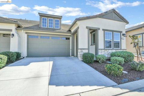 Photo of 1546 Spumante LN Ln, Brentwood, CA 94513 (MLS # 41130167)