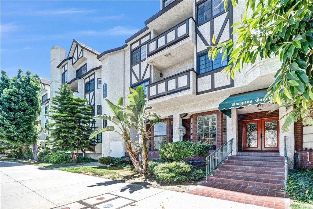 Photo of 17914 Magnolia Boulevard #210, Encino, CA 91316 (MLS # SR26092074)