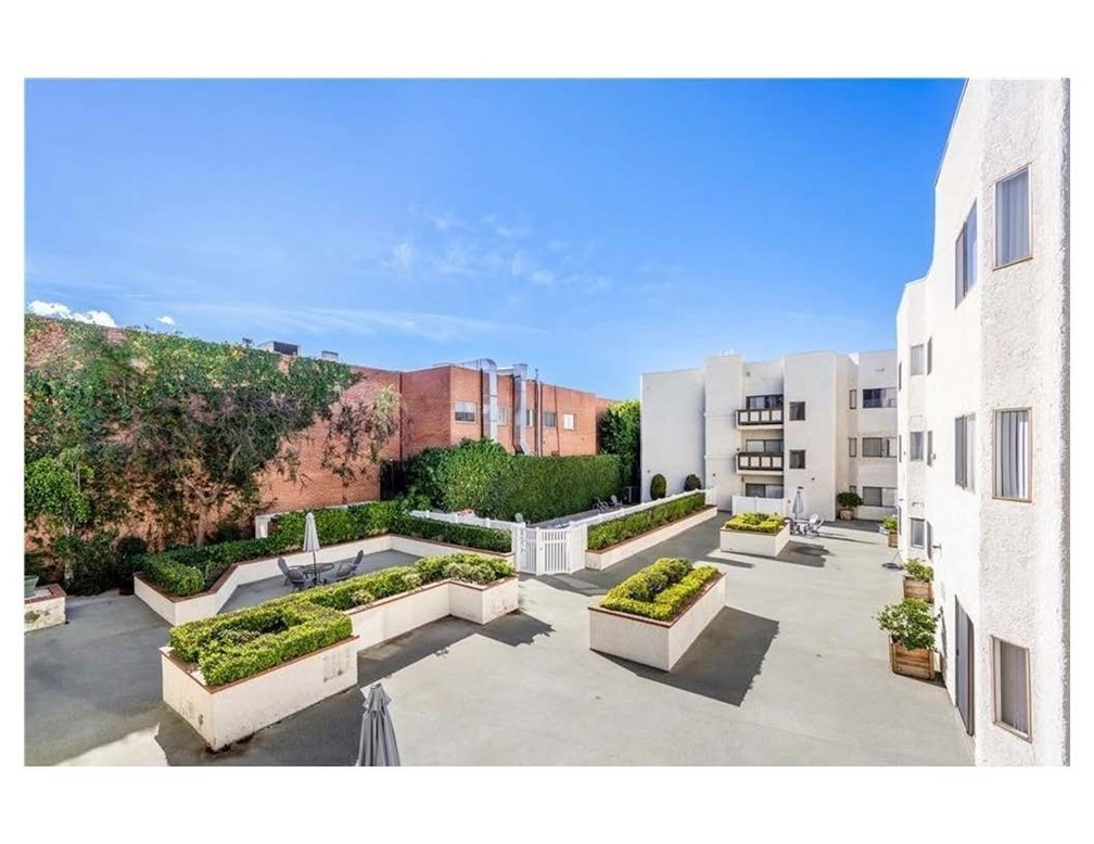 17914 Magnolia Boulevard 210