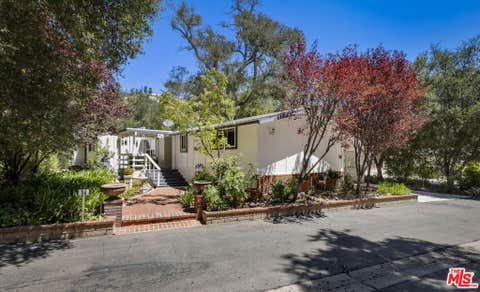 Photo of 54 Robin Hood Place, Westlake Village, CA 91361 (MLS # 26868937)