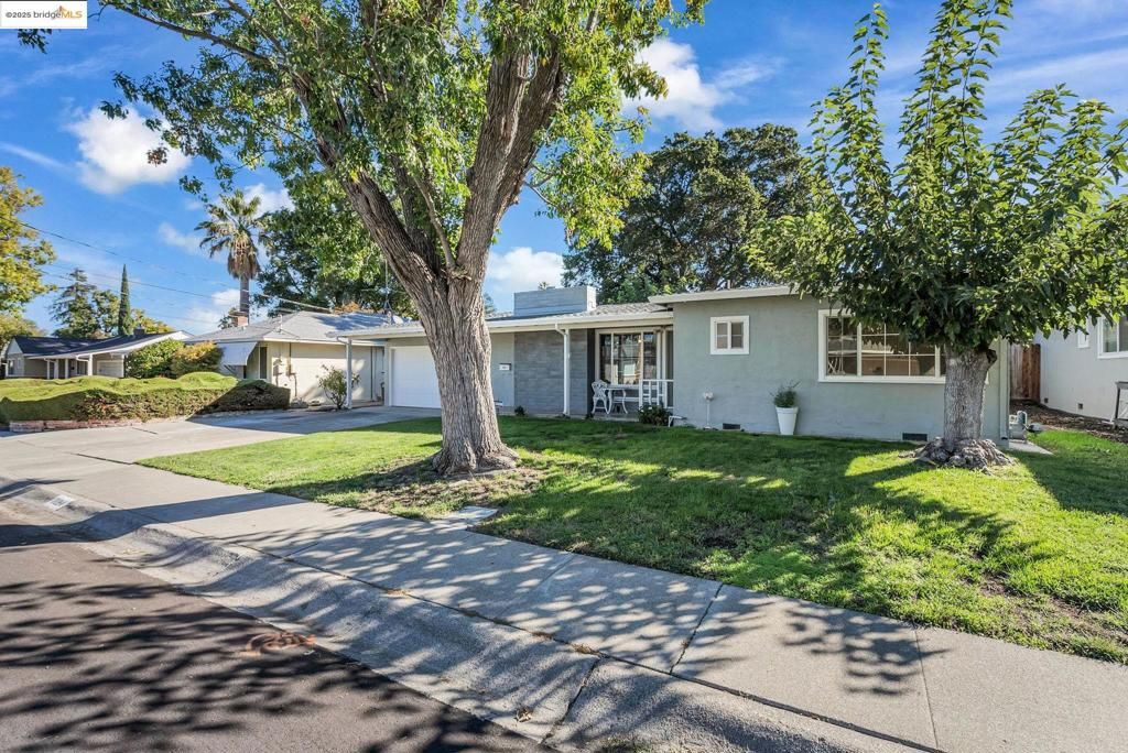 Photo of 3224 Meadowbrook Dr Dr, Concord, CA 94519 (MLS # 41115523)