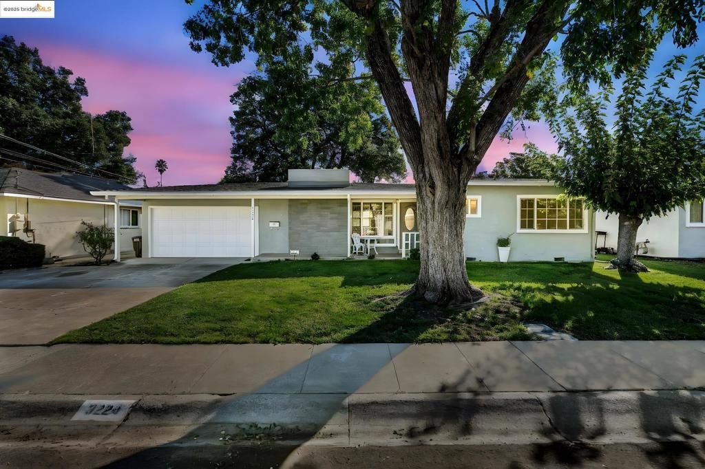 Photo of 3224 Meadowbrook Dr Dr, Concord, CA 94519 (MLS # 41115523)