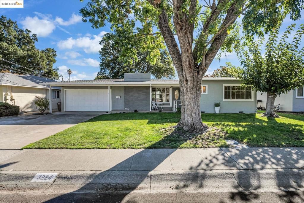 Photo of 3224 Meadowbrook Dr Dr, Concord, CA 94519 (MLS # 41115523)