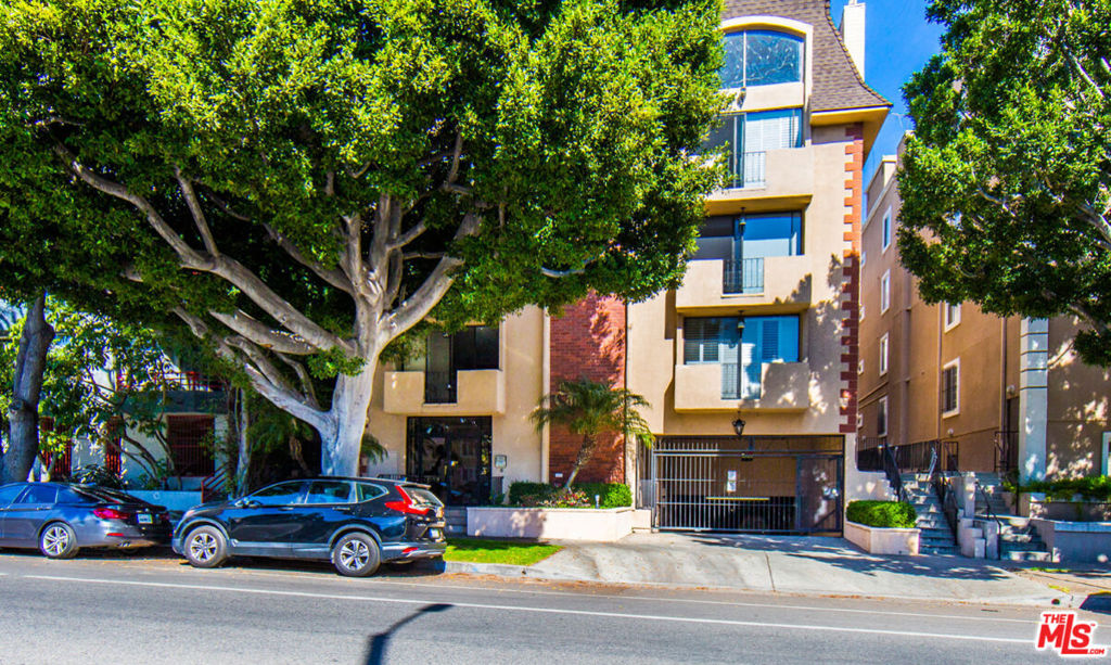 Available immediately - 2 large bedrooms and 2 full baths! Great building on the cusp of Beverly Hills. Great walkability. Close to shops and restaurants.