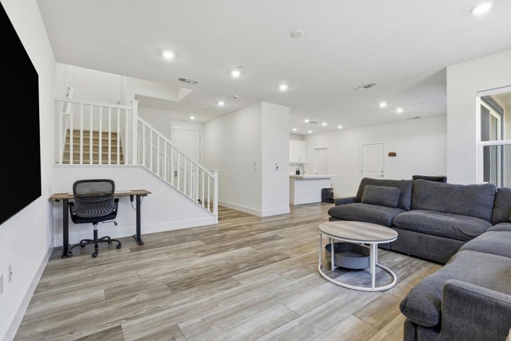 6056 Bullion Lane
