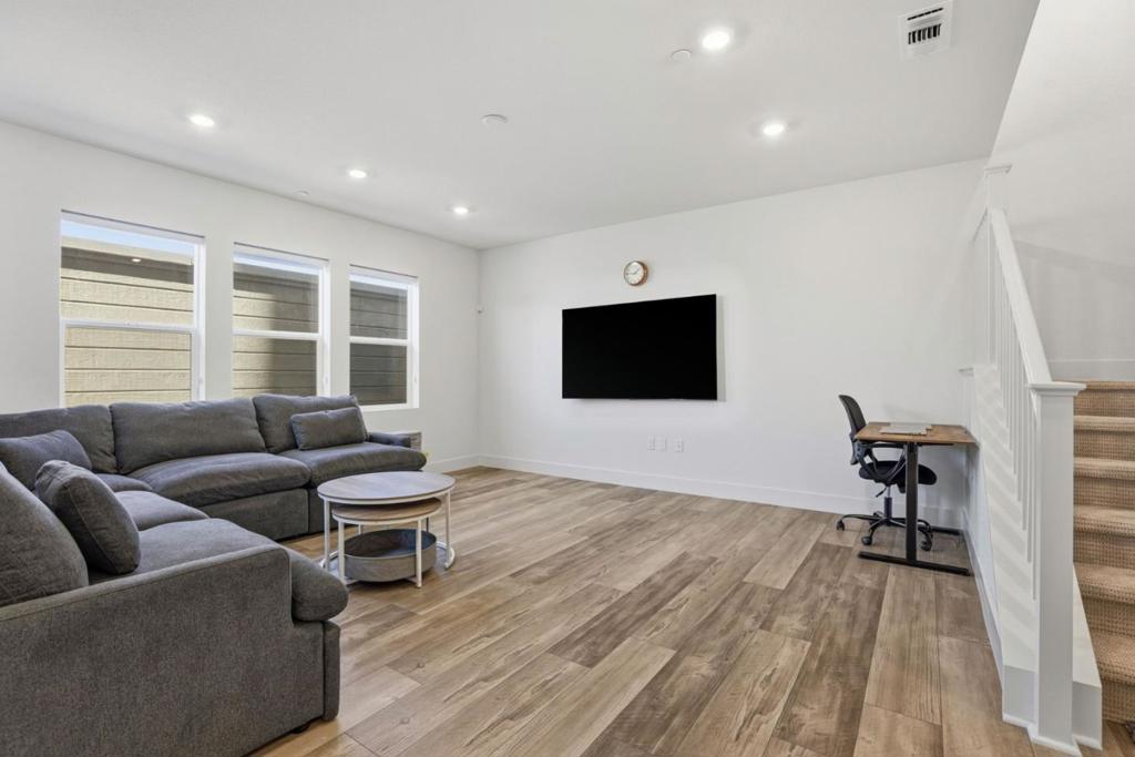 6056 Bullion Lane