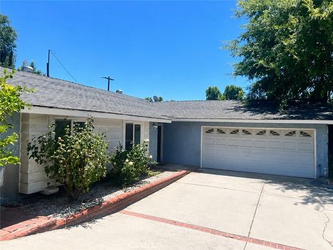 Photo of 24716 Fain DR, Newhall, CA 91321 (MLS # SR26146622)