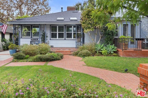 Photo of 4051 Marcasel Avenue, Los Angeles, CA 90066 (MLS # 26104323)