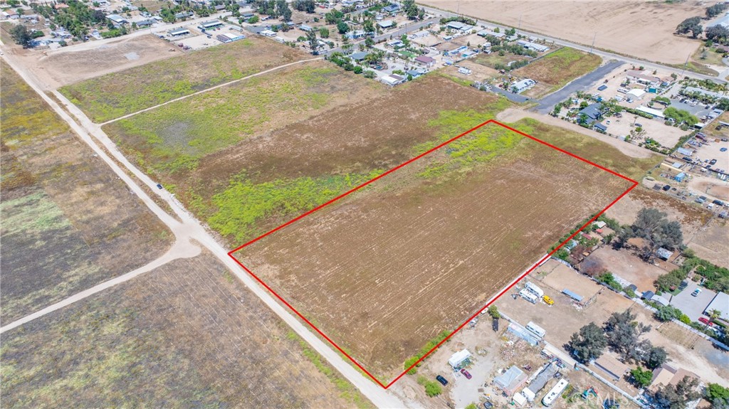 ***4.85 ACRES FLAT LOT*** IN MENIFEE WITH HUGE DEVELOPMENT POTENTIAL!
Located in the growing Romoland/Menifee, this property offers a prime opportunity for developers or investors. Surrounded by nearby tract home developments, it’s an ideal spot to bring your vision to life. Enjoy a peaceful rural setting with quick and easy access to Highway 74 and the 215 freeway. Don’t miss this high-potential parcel in a fast-developing area!