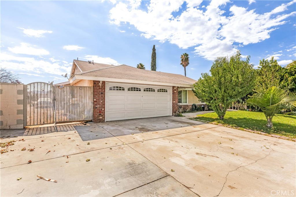 This stunning Riverside POOL HOME is a great fit for families looking for their first home! This single family residence features an open concept layout, with the kitchen overlooking the dining and living room area. It offers 4 bedrooms, 2 bathrooms, and a BONUS 5th bedroom! Inside, you’ll also find a spacious living room with two fireplaces and a generously sized master bedroom. The backyard includes a covered patio, pool, and spacious yard. This home is within walking distance to multiple parks, Harrison Elementary School, and Arlington High School. You’ll also have easy access to the 91, 15, and 215 freeways, as well as nearby shopping and dining. Great home for families or first-time buyers!!