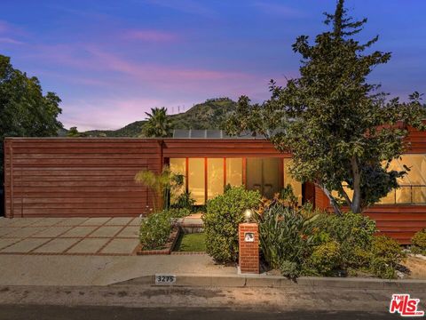 Photo of 3275 Buckingham Road, Glendale, CA 91206 (MLS # 26668203)