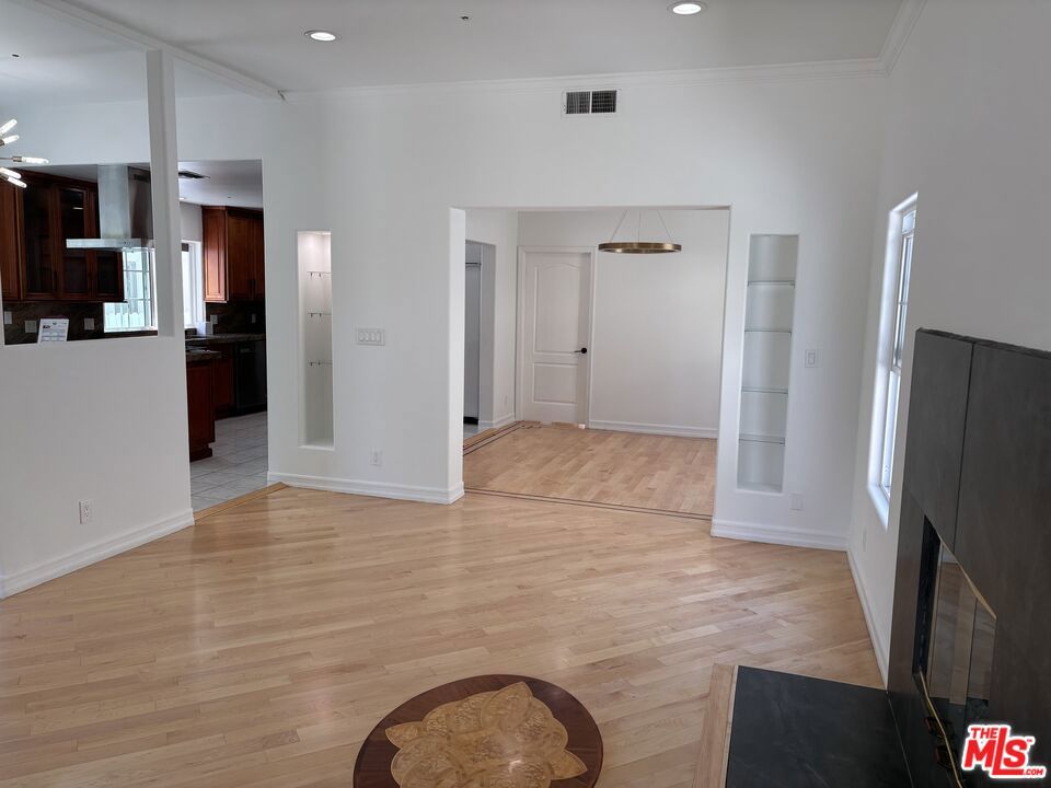 Properties 4 427 S Clark Drive