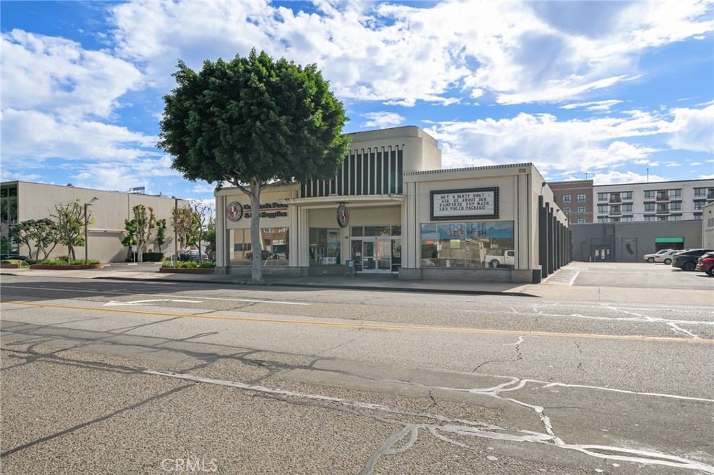 218 W Commonwealth
