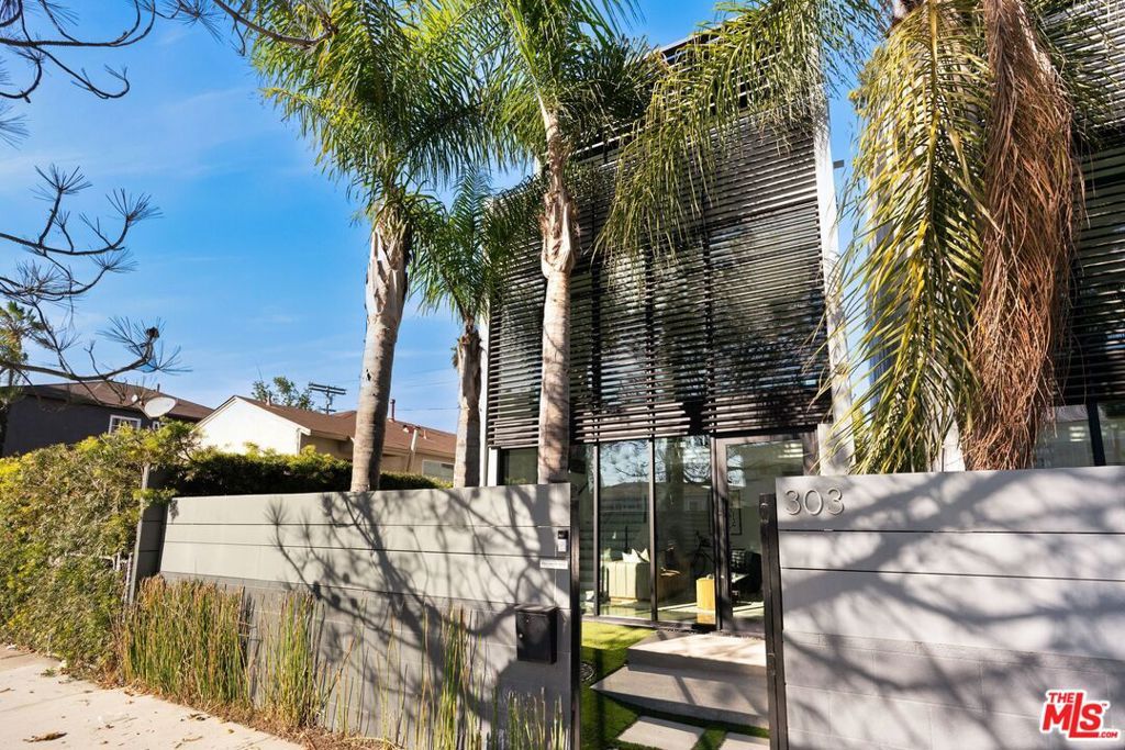 Photo of 303 Venice Way, Venice, CA 90291 (MLS # 25606707)