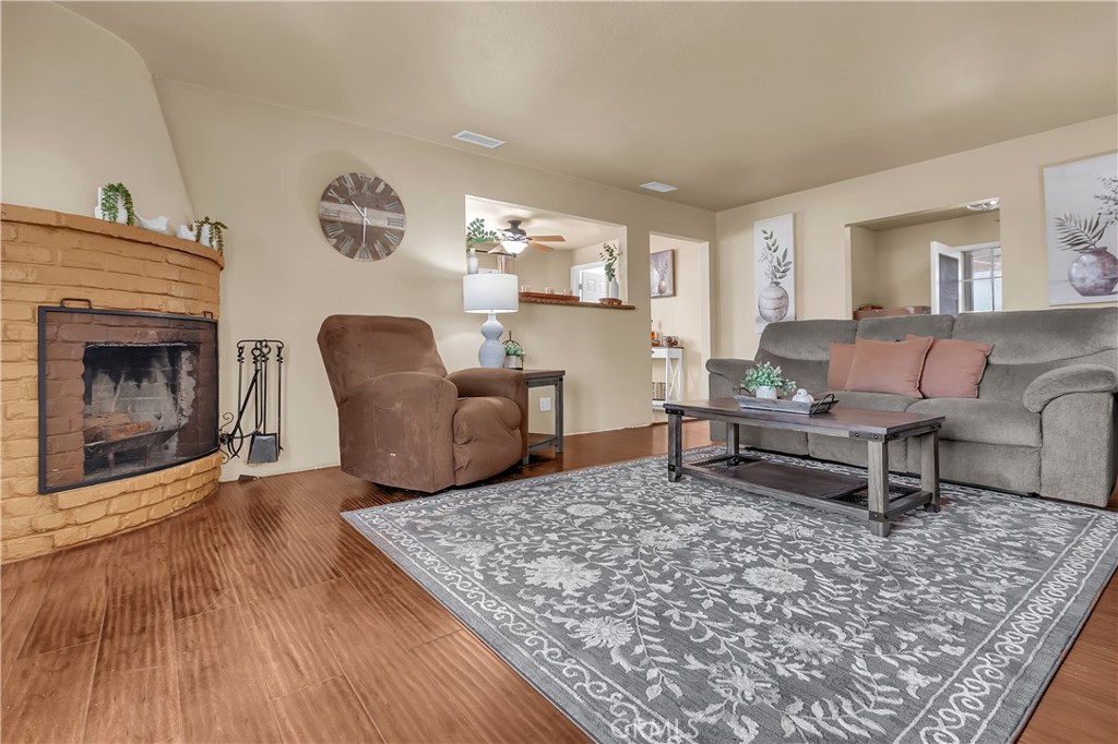 1414 W Shorb