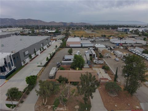 Photo of 13981 Rose Ave, Fontana, CA 92337 (MLS # WS25223129)