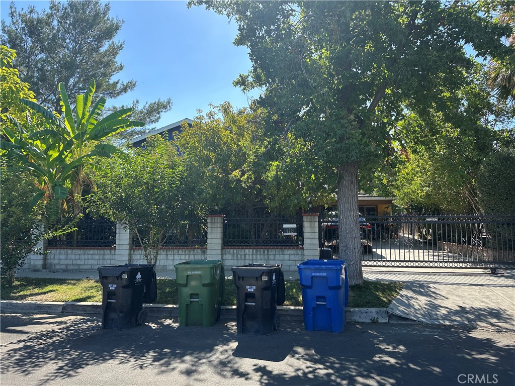 Charming Home in Reseda – Spacious 3 Bed, Family Room and 2 Bath. A thoughtful one-story layout, blending mid-century charm with functional modern updates. New Central AC for year-round comfort, tandem carport parking for two vehicles, fully fenced with automatic car entrance. Backyard with cover patio and much more.