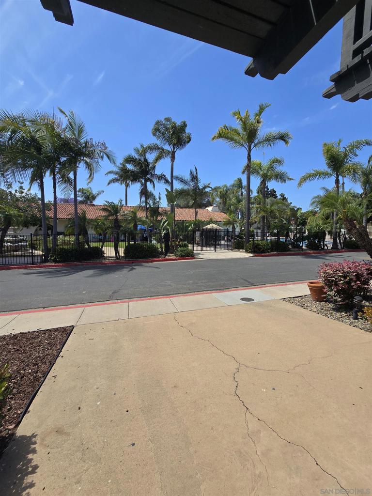 4044 Loma Riviera Cir