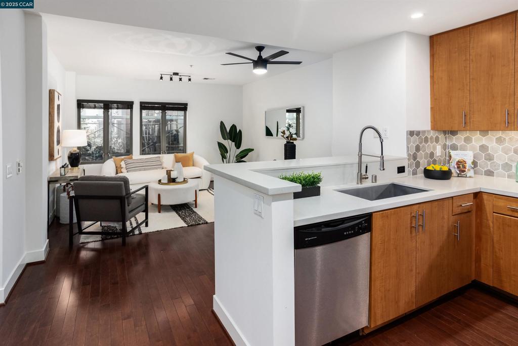438 W Grand Ave 528