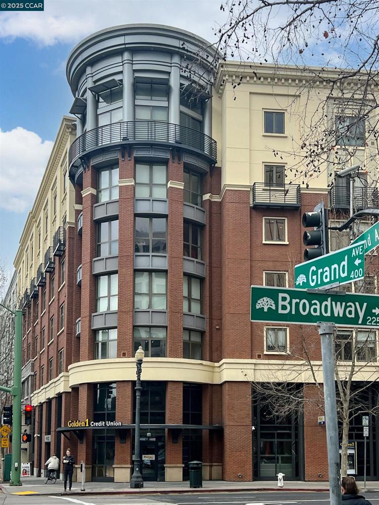 438 W Grand Ave 528