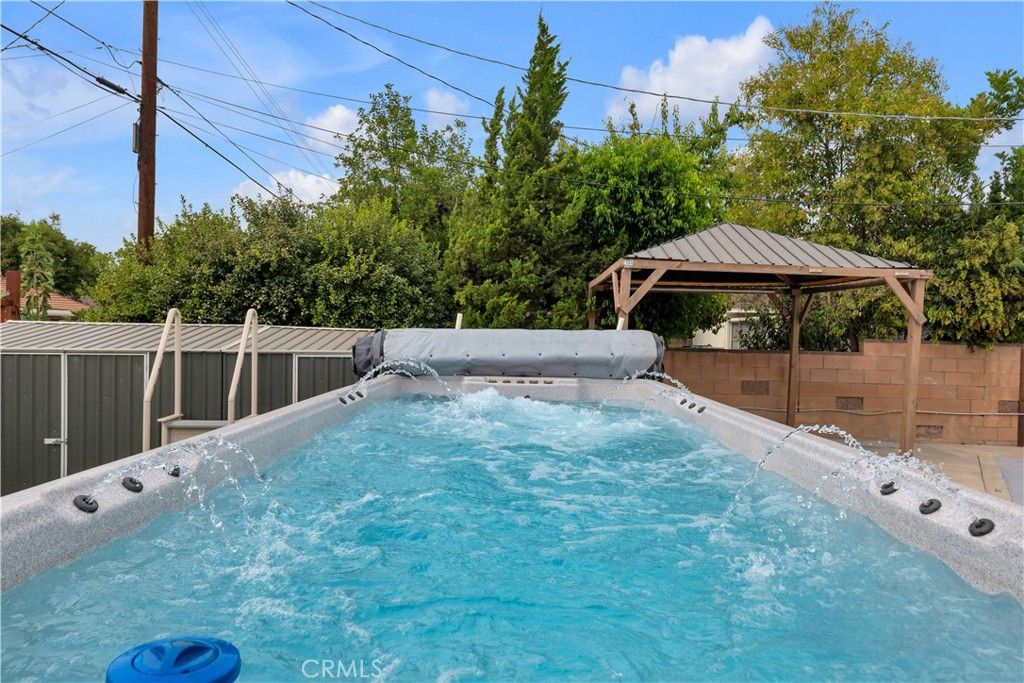 Photo of 10111 Oak Park Avenue, Northridge, CA 91325 (MLS # SR25195235)