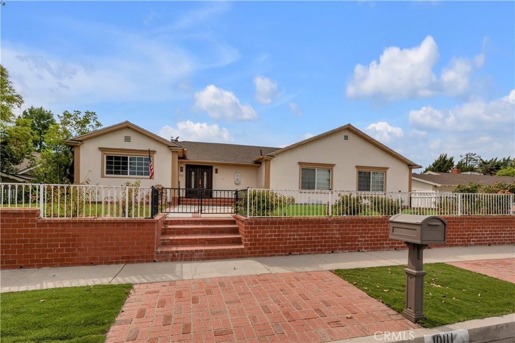 Photo of 10111 Oak Park Avenue, Northridge, CA 91325 (MLS # SR25195235)