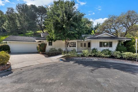 Photo of 4775 Regalo Road, Woodland Hills, CA 91364 (MLS # SR26026241)