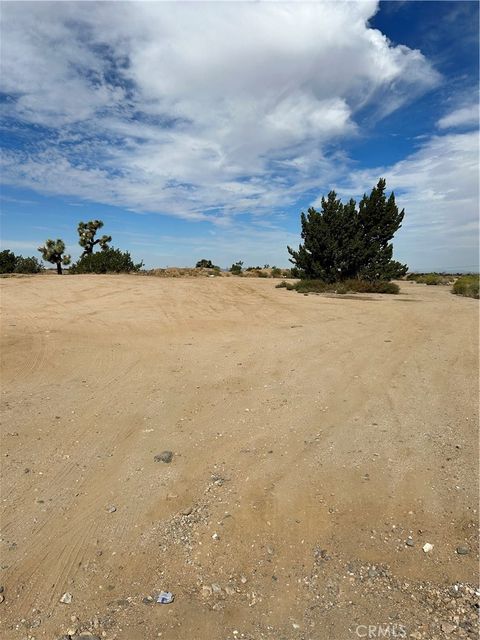 Photo of 1 Old Mine Road, Apple Valley, CA 92308 (MLS # IG26018243)