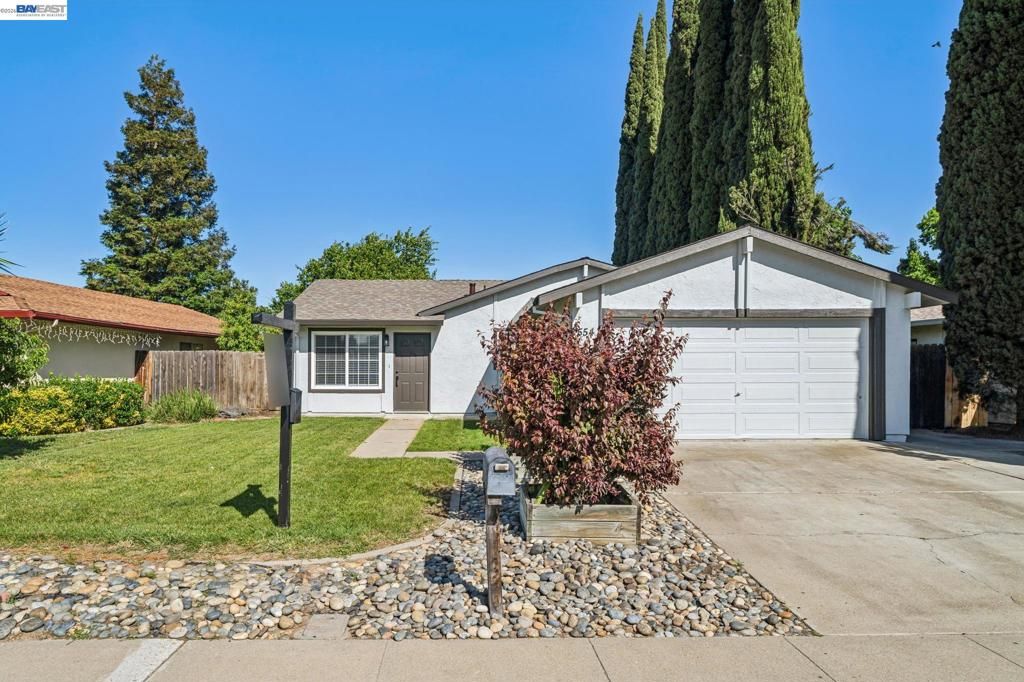 Photo of 554 Chestnut Ave Ave, Tracy, CA 95376 (MLS # 41131467)