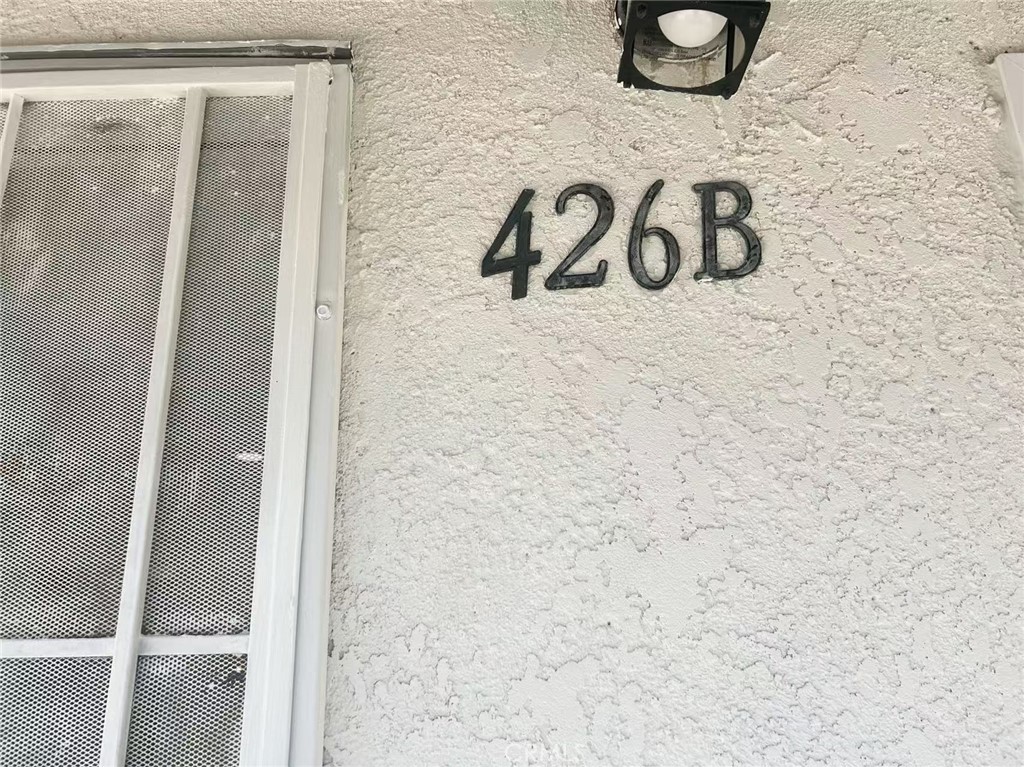 This fully renovated unit is part of a multi-unit property located in a highly desirable, walkable neighborhood of San Gabriel. Perfect for individuals, couples, small families, or professionals seeking a comfortable and convenient place to live.
New flooring and fresh interior paint Kitchen with standard cabinetry and stove
Fully remodeled bathroom with new fixtures and modern tile finishes
Excellent Location: Minutes away from supermarkets, banks, restaurants, and cafés Close to Chinese supermarkets like 99 Ranch Market and the vibrant San Gabriel shopping and dining area Easy access to the 10 and 60 freeways