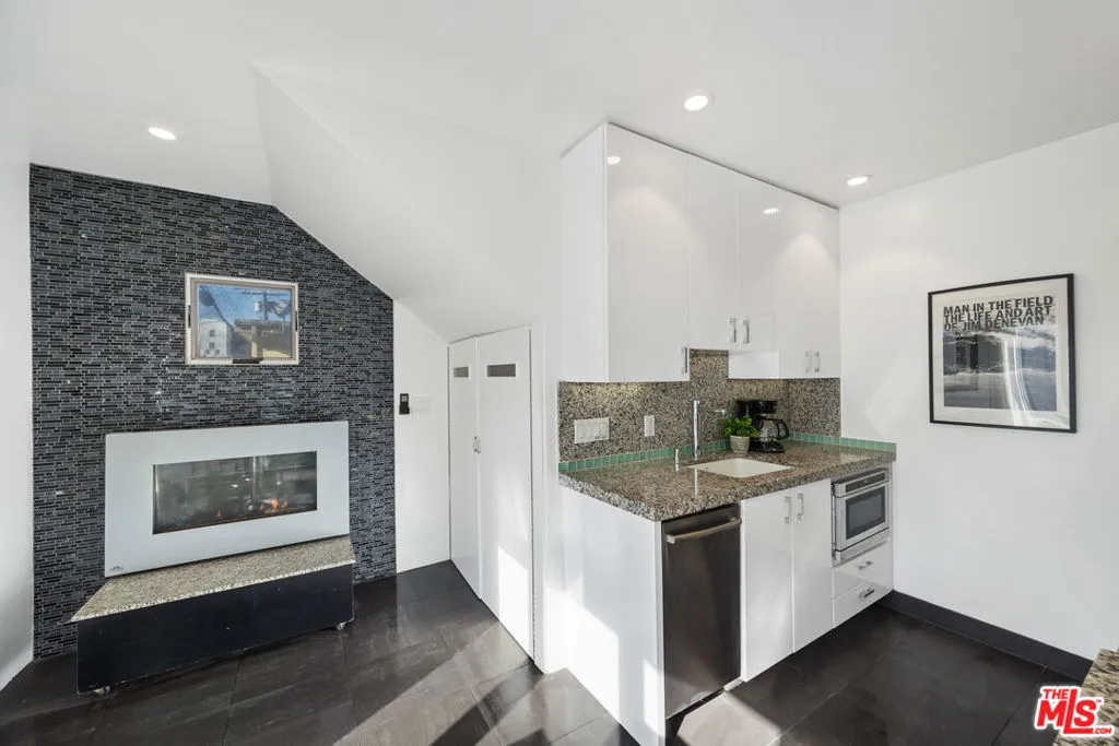 Venice, California 90291, United States, 2 Bedrooms Bedrooms, ,2 BathroomsBathrooms,Residential,Active,178605