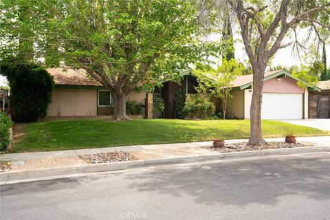Photo of 43946 Galion Ave, Lancaster, CA 93536 (MLS # SR26077157)