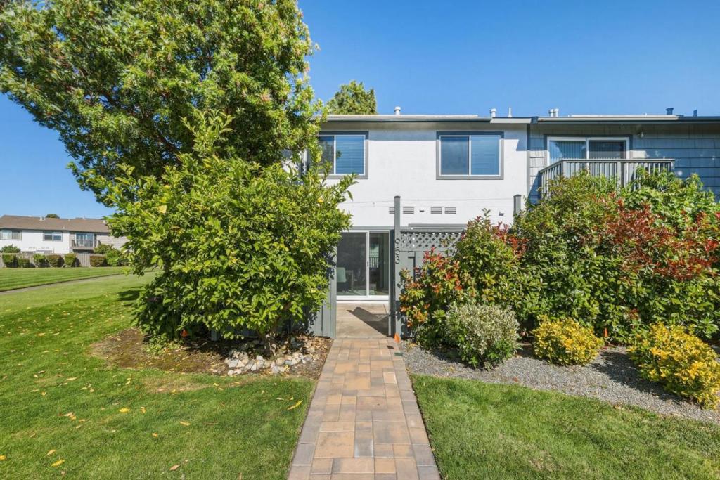 953 Diaz Lane