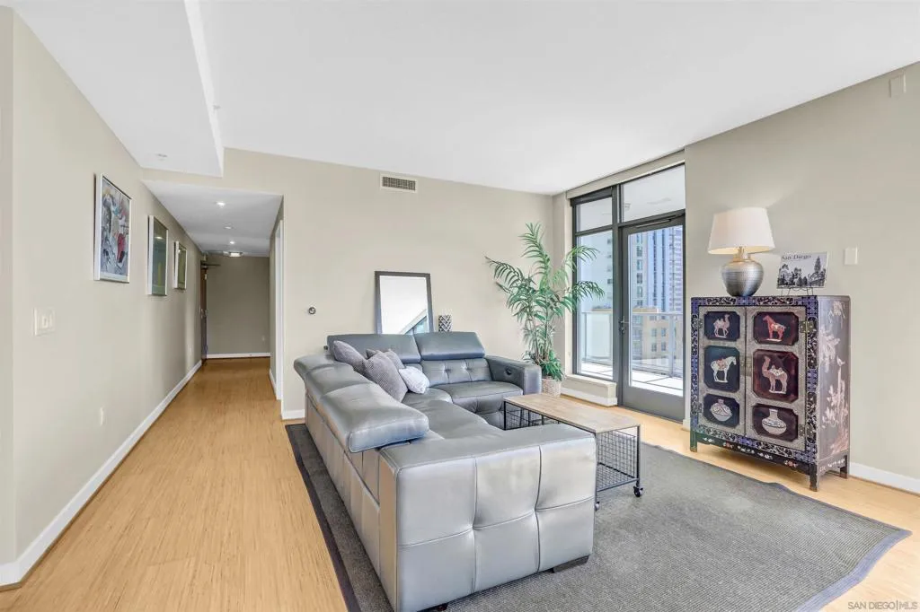 San Diego, California 92101, United States, 2 Bedrooms Bedrooms, ,2 BathroomsBathrooms,Residential,Active,128063