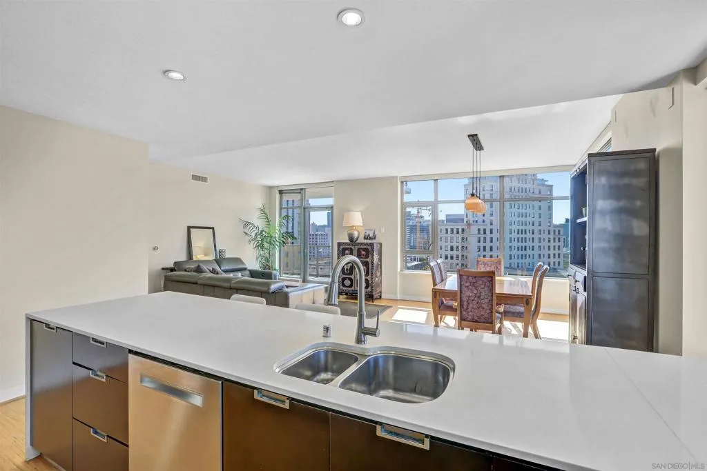 San Diego, California 92101, United States, 2 Bedrooms Bedrooms, ,2 BathroomsBathrooms,Residential,Active,128063