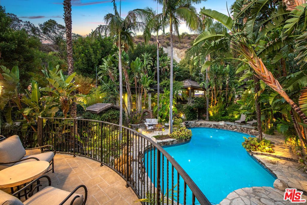 Photo of 1258 E Elmwood Avenue, Burbank, CA 91501 (MLS # 25570979)