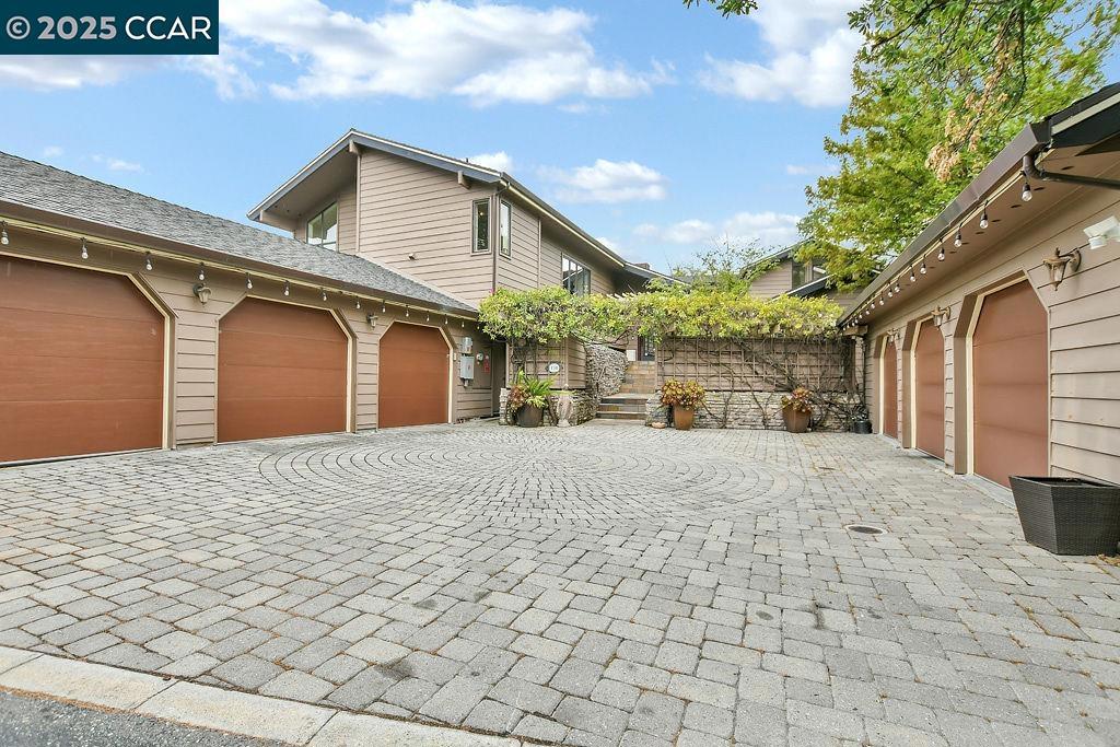 ROUNDHILL ESTATE - Residential