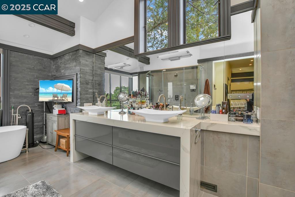 ROUNDHILL ESTATE - Residential