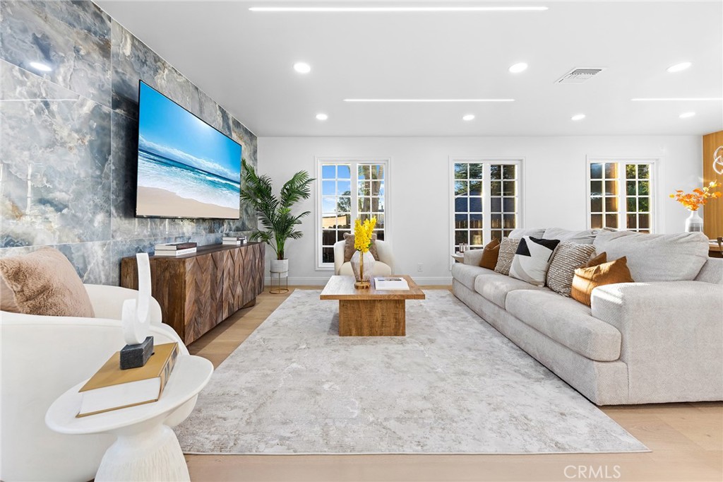 326 E Sierra Madre Avenue