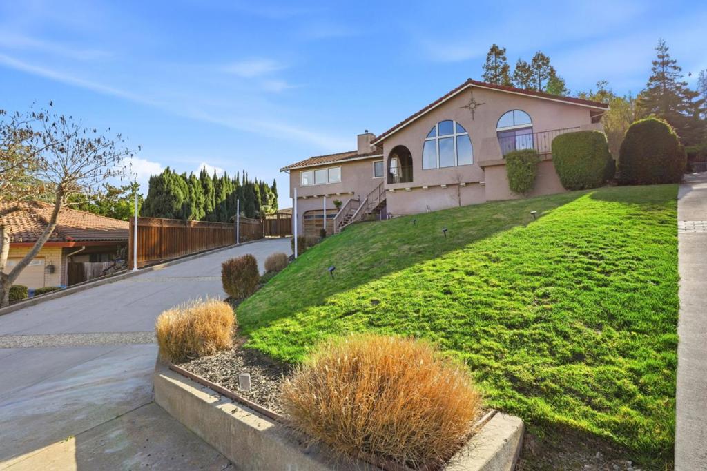 1610 Calabrese Way